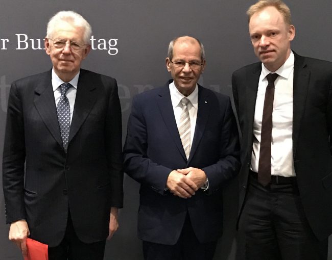 Karl-Heinz Wange mit Mario Monti (l.) und Prof. Clemens Fuest (r.)