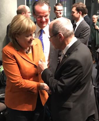 Karl-Heinz Wange mit Bundeskanzlerin Angela Merkel am Rande des EU-Ausschusses am 14.12.2016
