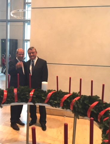 Karl-Heinz Wange mit Hermann Gröhe während der Verleihung des Adventskranzes der Diakonie Deutschlands an den Deutschen Bundestag am 25.11.2016 in Berlin