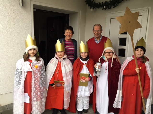 Besuch der Sternsinger bei Karl-Heinz und Erika Wange in Paderborn