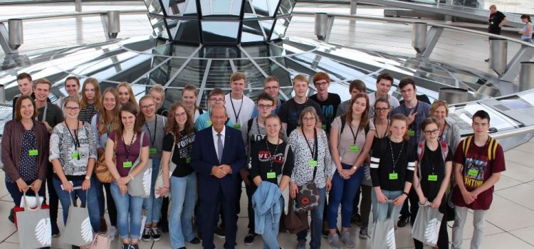 Die 30 Schülerinnen und Schüler des Gymnasium Rahden folgten einer Einladung des Paderborner Bundestagsabgeordneten nach Berlin